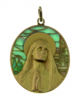 50.  Delicada Medalla colgante firmada VERNON c.1900 con Virgen rodeada de esmalte plique-a-jour que reproduce escena de paisaje