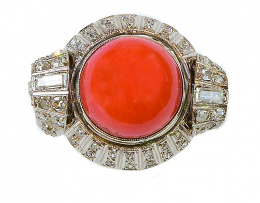 130.  Sortija años 40 con cabuchón de coral mediterráneo orlado de brillantes 