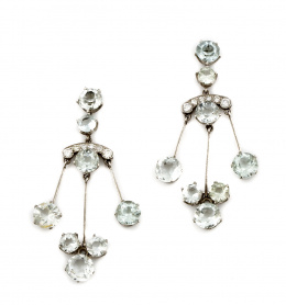 676.  Pendientes largos de aguamarinas colgantes de barras móviles a modo de racimos con arco superior de brillantes.
