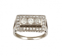 682.  Sortija chevalière de brillantes años 30 con tresillo central enmarcado por orla rectangular.