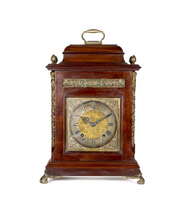 720.  Reloj bracket en madera de caoba y aplicaciones de bronce dorado.Inglaterra, ffs. S. XIX