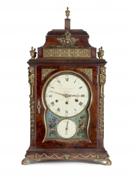 1134.  Reloj bracket en madera de caoba con aplicaciones, monturas y trastes de sonido de latón dorado. Londres. ff. S. XVIII