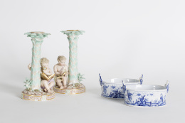 1203.  Pareja de candeleros de porcelana esmaltada.Meissen, 1818 - 1860..