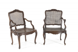 1216.  Conjunto de dos butacas Luis XV “a la reina” en madera de nogal y asiento y respaldo en rejilla.Francia, S. XVIII.