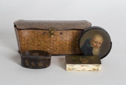 477.  Lote de caja francesa de marfil con escena galante pintada y caja quizás rusa de madera lacada con un retrato, S. XIX.