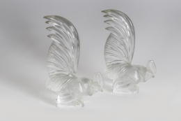 543.  Lalique FrancePareja de gallos de cristal moldeado.