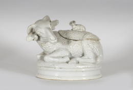 1252.  Terrina zoomorfa de cerámica esmaltada de la serie “fauna de Alcora”, tercera época.Alcora, 1798 -1858..