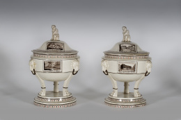 1268.  Pareja de soperas con vistas topográficas, entre ellas el Vesubio, en grisalla y cenefa.Trabajo napolitano, h. 1820 - 30.