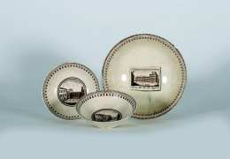1131.  Dos platos de tierra de pipa con vistas topográficas, y cenefa decorativa.Trabajo napolitano, h. 1820 - 30.