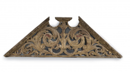 1337.  Frontón de madera tallada y dorada, con hojas de acanto, rematado por cabezas de cisnes.Trabajo español, S. XVII..