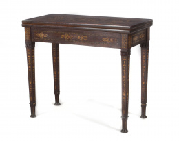 1314.  Mesa de juego en madera de nogal, caoba y marquetería de maderas finas.Italia, primer tercio del S. XIX.