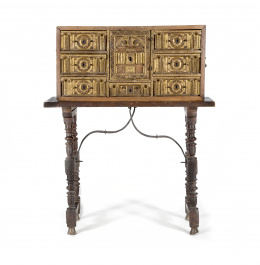 1198.  Papelera en madera policromada y dorada, hueso.España ff. S. XVIISobre bufete en madera de nogal con fiadores, patas torneadas unidas por doble chambrana.España S. XVII.