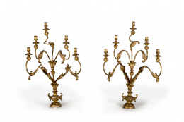 1240.  Pareja de candelabros con cinco brazos de luz, con forma de jarrones con flores de madera tallada, estucada y dorada.Trabajo español, S. XVII.
