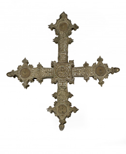 1365.  Cruz con alma de madera de bronce repujado, flores, jarrones e “IHS”.Trabajo español, ffs. S. XV - pp. del S. XVI..