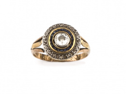 672.  Sortija Art-Decó con brillante central de 0,25 ct aprox rodeado por orla de zafiros calibrados y orla exterior de diamantes.