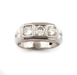 692.  Sortija tresillo de pp s.XX con tres brillantes de talla antigua en montura de platino.