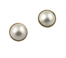 109.  Pendientes perla mabe en marco de cordoncillo, con montura calada en anverso con motivos de corazones y estrellas en oro de 18K.