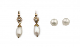 34.  Lote formado por pendientes largos con perla barroca colgante, y pendientes de perla mabe en oro de 18K