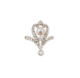 643.  Sortija lanzadera Eduardina de pp. S. XX con diamantes, perla fina y un zafiro blanco