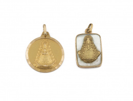 747.  Dos medallas colgantes de Virgen del Rocío en oro de 18K.