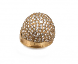 735.  Sortija bombée con pavé de circonitas en oro amarillo de 18K.