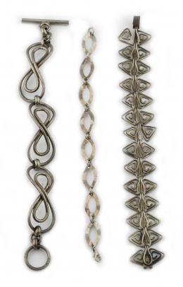 847.  Lote de tres pulseras en plata con diferentes diseños