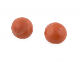 774.  Pendientes botón con cuenta de coral de 11 mm en oro amarillo de 18K.