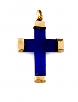 151.  Lote de tres cruces de cuarzo azul, aventurina dorada y ágata verde  en oro de 18K