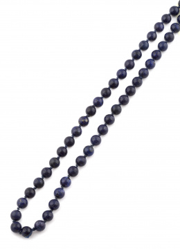 149.  Collar largo de cuentas de lapislázuli de 9 mm.