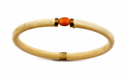 158.  Pulsera de marfil con centro de cabuchón de coral piel de ángel en oro de 18 K.