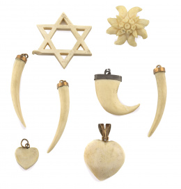 731.  Lote de piezas sueltas de marfil y hueso, algunas entre ellas -cuatro colmillos y dos corazones- con montura en oro de 18K