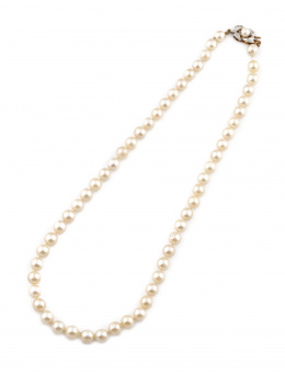 96.  Collar de un hilo de perlas cultivadas, con cierre en oro amarillo de 18K y zafiros blancos