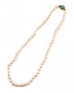 94.  Collar de perlas cultivadas de tamaño entre 8 y 10 mm. de diámetro, con cierre oval de cabuchón de turquesa en oro amarillo de 18K.