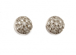 793.  Pendientes semiesfera cuajada de brillantes que suman 1 ct aprox en oro blanco de 18K.