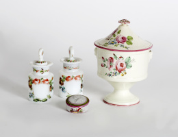 1257.  Caja de rapé al “estilo de Sévres”,  en porcelana.Alcora, época de Cloostermans h.1790-1800..