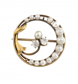 18.  Broche Art Nouveau con trébol central de perla y dos brillantes de talla antigua y circulo exterior de perlas