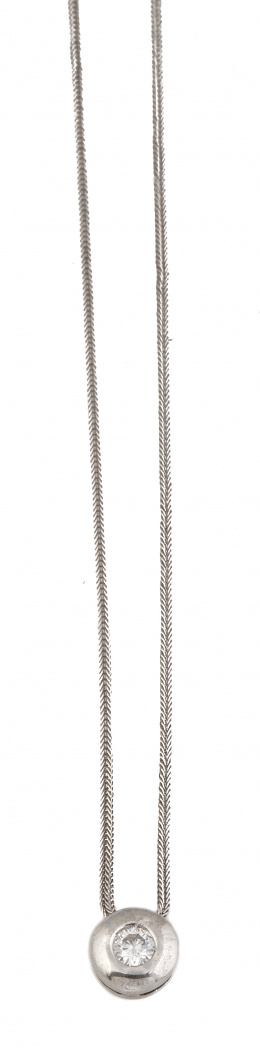 284.  Colgante con un brillante en chatón de 0,20 ct aprox con cadena de cordón en oro blanco de 18K