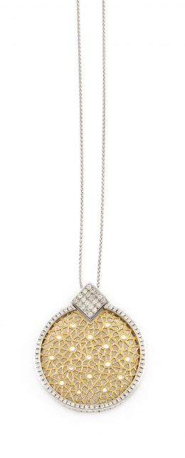 267.  Colgante circular con diseño de retícula calada con brillantes, orlada de brillantes encabezada con rombo de pavé