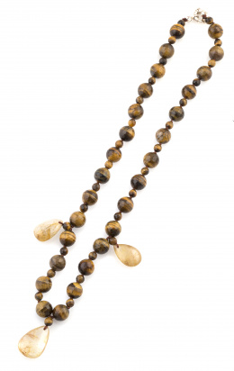 139.  Collar de cuentas facetadas de ojo de tigre de dos tamaños alternos, con perillas de cuarzo rutilado colgantes