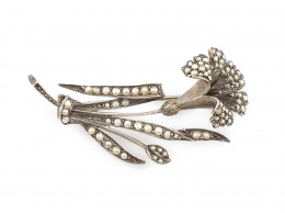 95.  Broche flor de pp S. XX en forma de gladiolo con perlas en montura de plata
