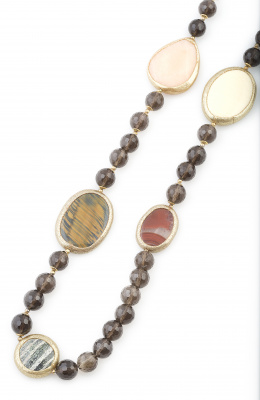 256.  Collar largo de cuarzo fumée facetado con placas de ágatas de diferente colores enmarcadas en metal dorado