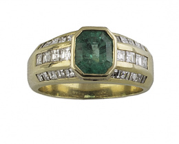 524.  Sortija con esmeralda central de 1,20 ct aprox, en montura con tres bandas de diamante talla carré
