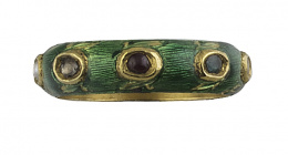 181.  Sortija en oro de 22 K y esmalte verde adornada por perlas, diamantes y cabuchón de rubí