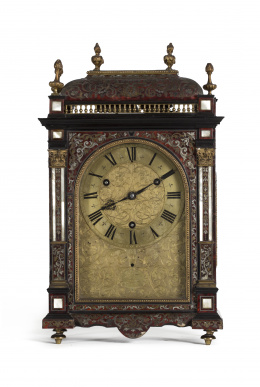 1137.  Joseph Baronneau, (París, Francia, 1650-1711). Reloj de sobremesa estilo Luis XIV en madera ebonizada y decoración estilo Boulle.