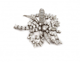 832.  Broche flor de brillantes y baguettes engastados a diferentes alturas en montura de oro blanco de 18K.