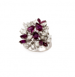 834.  Sortija con perillas y navettes de rubíes y brillantes y marquisses de diamante