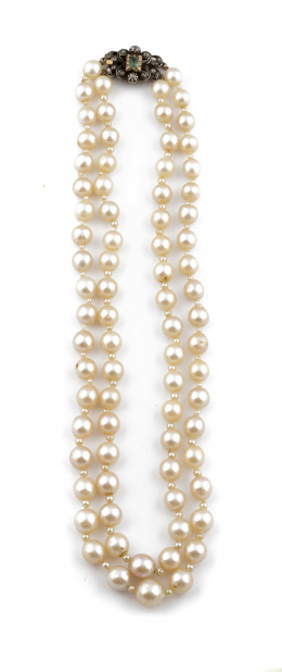 32.  Collar de dos hilos de perlas cultivadas alternas con pequeñas perlas; con cierre isabelino de esmeralda y diamantes en oro de 18K. con frente en plata