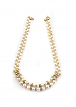 117.  Collar con dos hilos de perlas cultivadas con entrepiezas y lazos de unión de circonitas en oro amarillo de 18K.