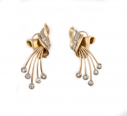 712.  Pendientes años 40 con racimo colgante de brillantes en chatón, articulado a pieza de banda plegada con brillantes.