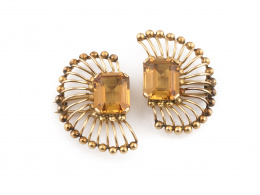 711.  Pareja de clips años 40 con cuarzo citrino y abanico de hilos curvos rematados en bolitas